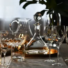 Eleganckie kieliszki, karafka i dzbanek – jakie szkło barowe jest niezbędne do domowego barku na start? Zestaw do serwowania drinków.