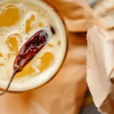 Jak zrobić infuzję z chilli i miodu do drinków na bazie tequili? Pyszny drink z suszonym chilli i pianką.