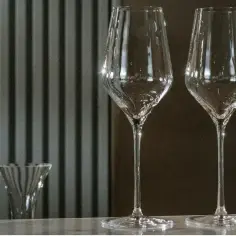 Dwa eleganckie kieliszki do wina, które mogą być niewłaściwe dla szczepu chardonnay, stoją na blacie.