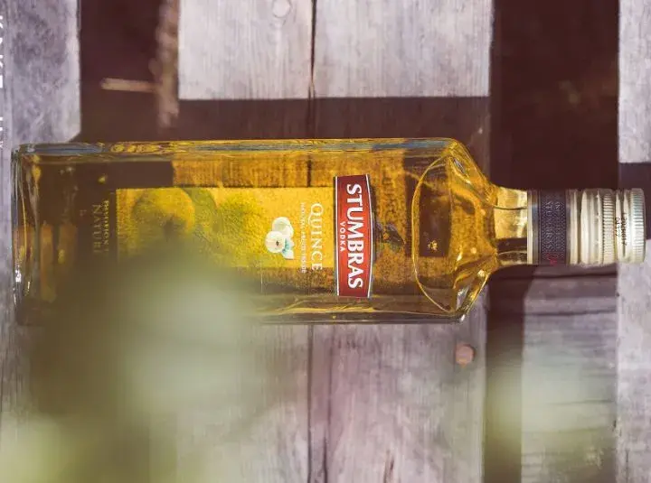 Najlepsze drinki z wódką pigwową, które zaskoczą Twoich gości