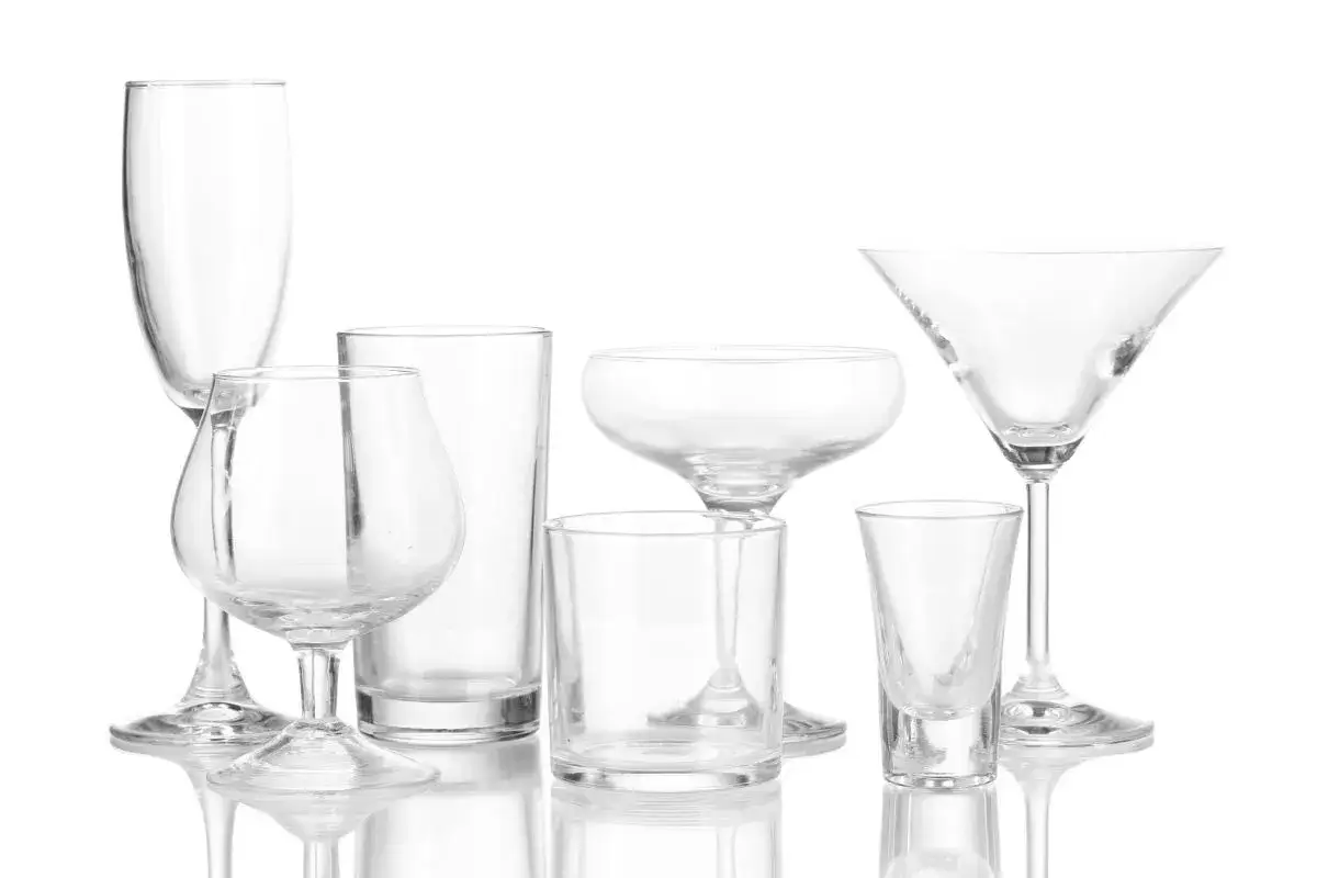 Kieliszki do szampana, martini, whisky, shoty – jakie szkło barowe jest niezbędne do domowego barku na start.