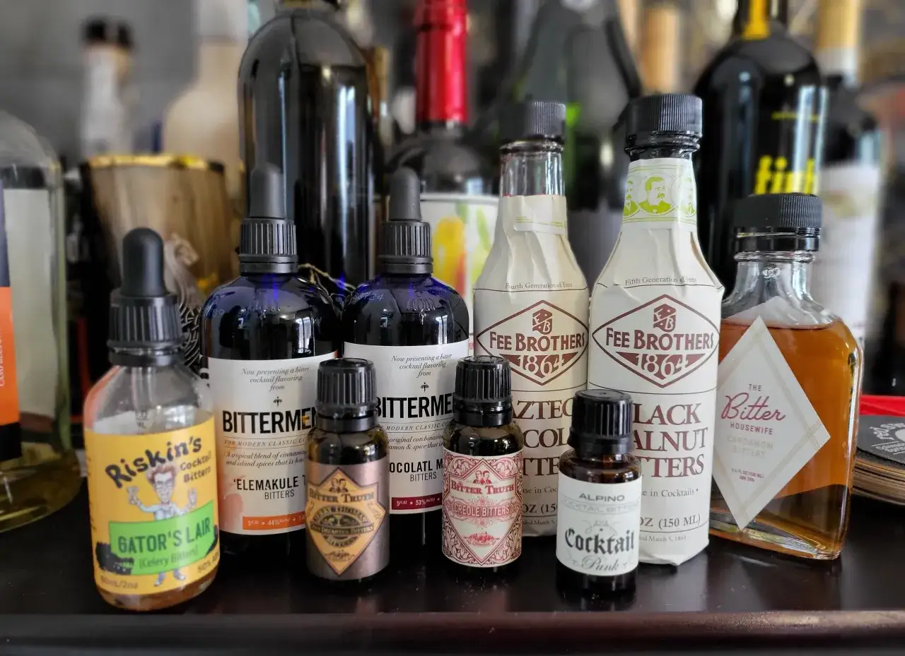 Różne rodzaje bittersów, od klasycznych po bardziej egzotyczne, pomogą Ci dobrać idealny rodzaj bittersa do klasycznego old fashioned.