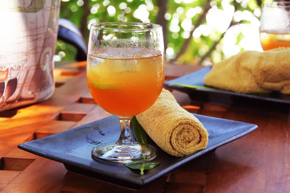 Niedostatecznie wstrząśnięty drink z sokiem cytrusowym, z widocznym osadem i nierównomiernym rozłożeniem składników.