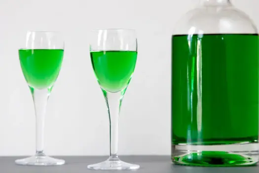 Domowy Crème de Menthe: Przepis na idealny likier miętowy krok po kroku