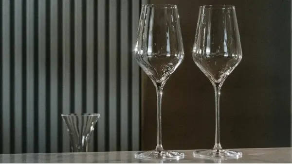 Chardonnay: Zły kieliszek niszczy smak? Jak wybrać idealny