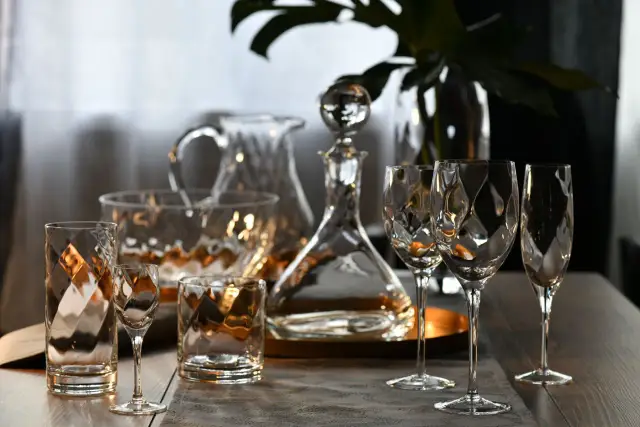 Eleganckie kieliszki, karafka i dzbanek – jakie szkło barowe jest niezbędne do domowego barku na start? Zestaw do serwowania drinków.
