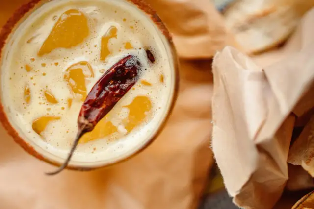 Jak zrobić infuzję z chilli i miodu do drinków na bazie tequili? Pyszny drink z suszonym chilli i pianką.