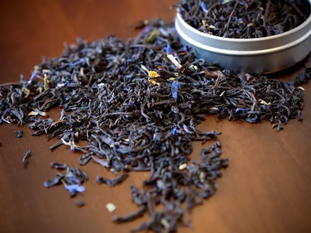 Luźna, ciemna herbata z płatkami bławatka, idealna do tego, jak stworzyć własną mieszankę ziół do herbaty typu earl grey.
